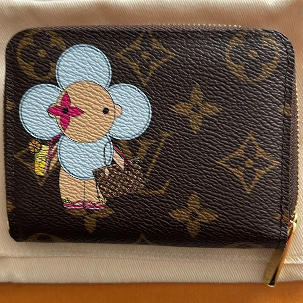 Louis Vuitton Monogram Vivienne zippy wallet 2019 limited edition red Interior - Picture 8 of 8